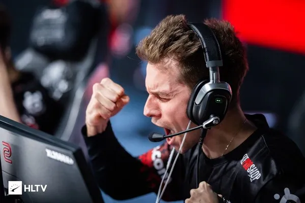 FaZe's Frozen Leads 13-7 Win Over Vitality in Major Opener